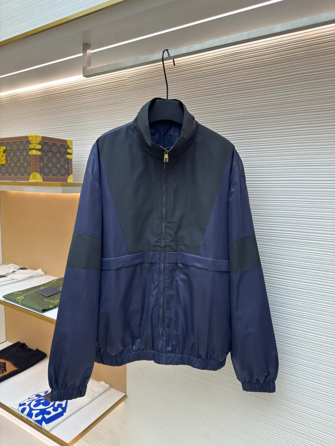 LOUIS VUITTON dark pattern checkerboard sports coat ●Authentic product: 23600 purchased and developed ●Item number: 1680590-B25 ●Fabric: nylon jacquard ●Technology: fabric splicing ●Version: fitted version ●Weight: about 375 grams ●Size: S-M-L-XL ●Description: Customized checkered technical nylon jacquard, fine mesh, fabric splicing, customized 1:1 zipper Trademark, the overall wiring is straight and delicate, the fabric is comfortable and soft, the color is consistent and there is no color difference. It can be matched with the same style to create a fashionable look and control various occasions. Customized accessories, complete with three labels, same style for men and women!